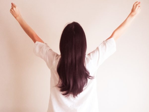 バンザイする女性