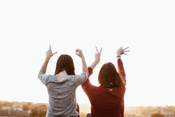 ピースサインをする2人の女性