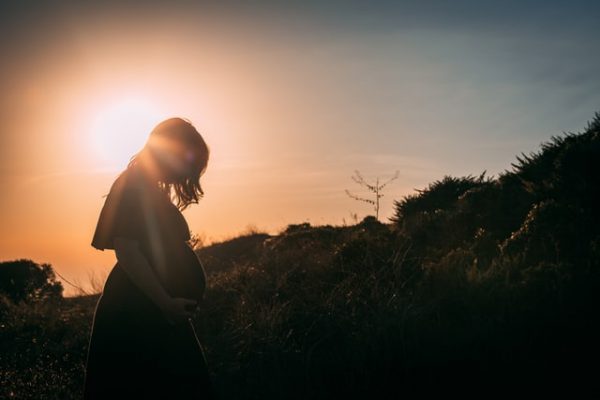 妊婦と夕日