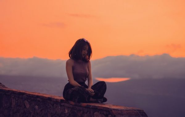 夕日と女性