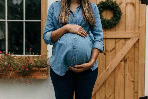 デニムシャツを着た妊婦
