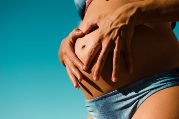 お腹に手を当てる妊婦