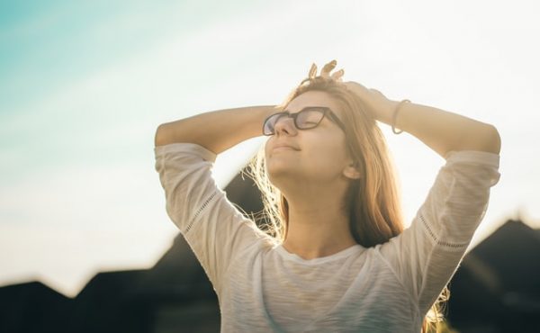 外でリラックスする女性