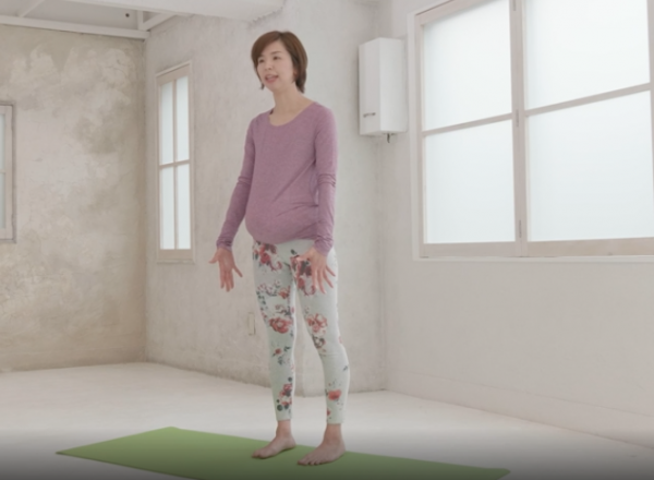 妊婦 立位の三日月のポーズ1