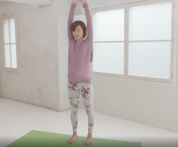 妊婦 立位の三日月のポーズ2