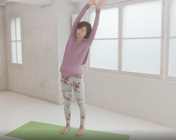 妊婦 立位の三日月のポーズ3