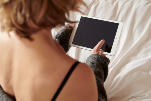 タブレットを操作する女性
