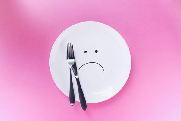 白いお皿とフォーク